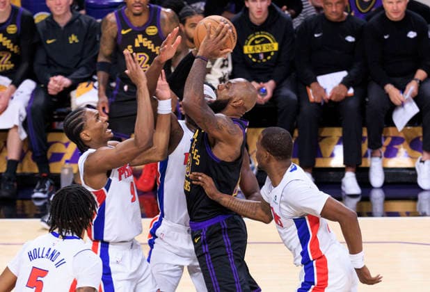December 30, 2025, Los Angeles, California, USA: LeBron James 23 of the Los Angeles Lakers tries to put a shot over Ausar Thompson 9 of the Detroit Pistons during their regular season NBA, Basketball Herren, USA game on Tuesday December 30, 2025 at Crypto.com Arena in Los Angeles, California. LeBron James 23 celebrates his 41st birthday today. JAVIER ROJAS PI Los Angeles USA - ZUMAp124 20251230_zaa_p124_110 Copyright: xJavierxRojasx