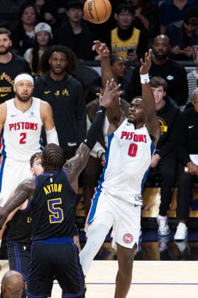 December 30, 2025, Los Angeles, California, USA: Detroit Pistons Jalen Duren (0) shoots against Los Angeles Lakers Deandre Ayton (5) during an NBA, Basketball Herren, USA basketball game on Tuesday, Dec. 30, 2025 in Los Angeles. Los Angeles USA - ZUMAc68_ 20251230_zaf_c68_003 Copyright: xRingoxChiux