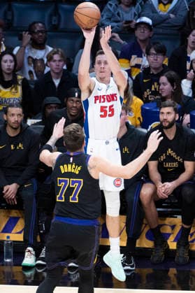 December 30, 2025, Los Angeles, California, USA: Detroit Pistons Duncan Robinson (55) shoots against Los Angeles Lakers Luka DonÄÂiÄ¡ (77) during an NBA, Basketball Herren, USA basketball game on Tuesday, Dec. 30, 2025 in Los Angeles. Los Angeles USA - ZUMAc68_ 20251230_zaf_c68_006 Copyright: xRingoxChiux