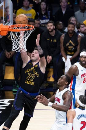 December 30, 2025, Los Angeles, California, USA: Los Angeles Lakers Luka DonÄÂiÄ¡ (77) goes to the basket against the Detroit Pistons during an NBA, Basketball Herren, USA basketball game on Tuesday, Dec. 30, 2025 in Los Angeles. Los Angeles USA - ZUMAc68_ 20251230_zaf_c68_007 Copyright: xRingoxChiux
