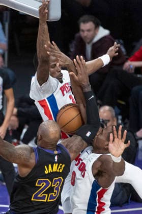 December 30, 2025, Los Angeles, California, USA: Los Angeles Lakers LeBron James (23) goes to the basket under pressure from Detroit Pistons Javonte Green (31) and Detroit Pistons Jalen Duren (0) during an NBA, Basketball Herren, USA basketball game on Tuesday, Dec. 30, 2025 in Los Angeles. Los Angeles USA - ZUMAc68_ 20251230_zaf_c68_010 Copyright: xRingoxChiux