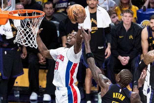 December 30, 2025, Los Angeles, California, USA: Detroit Pistons Javonte Green (31) grabs a rebound against Los Angeles Lakers Deandre Ayton (5) during an NBA, Basketball Herren, USA basketball game on Tuesday, Dec. 30, 2025 in Los Angeles. Los Angeles USA - ZUMAc68_ 20251230_zaf_c68_014 Copyright: xRingoxChiux