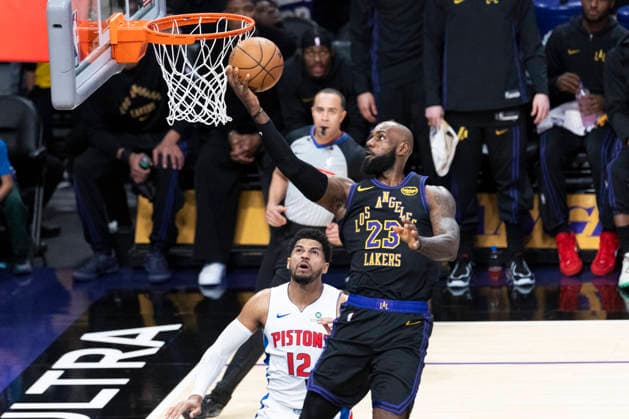 December 30, 2025, Los Angeles, California, USA: Los Angeles Lakers LeBron James (23) goes past Detroit Pistons Tobias Harris (12) to the basket during an NBA, Basketball Herren, USA basketball game on Tuesday, Dec. 30, 2025 in Los Angeles. Los Angeles USA - ZUMAc68_ 20251230_zaf_c68_027 Copyright: xRingoxChiux