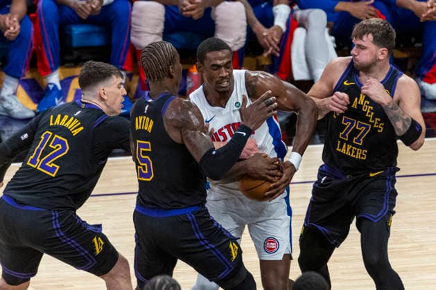 December 30, 2025, Los Angeles, California, USA: Detroit Pistons Javonte Green (31) drives between Los Angeles Lakers Deandre Ayton (5) and Luka DonÄÂiÄ¡ (77) during an NBA, Basketball Herren, USA basketball game on Tuesday, Dec. 30, 2025 in Los Angeles. Los Angeles USA - ZUMAc68_ 20251230_zaf_c68_034 Copyright: xRingoxChiux