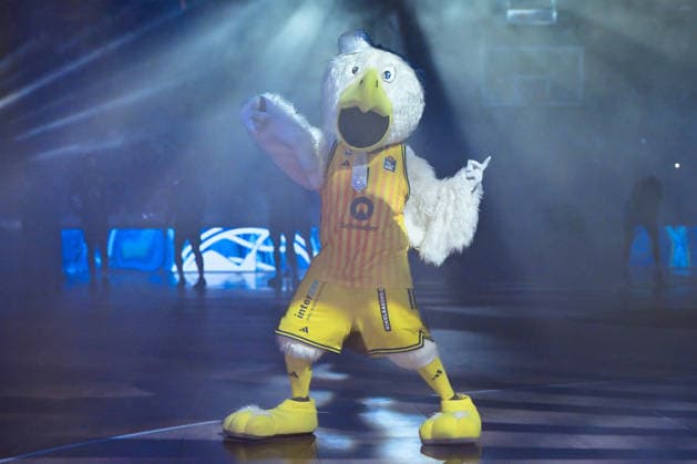 31.12.2025, xlakx, Basketball easyCredit BBL Bundesliga, Alba Berlin - Basketball Löwen Braunschweig v.l. Maskottchen von Alba Berlin Albatros Berlin