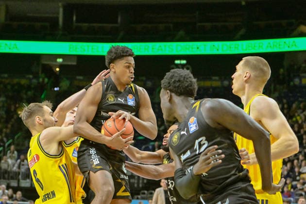 31.12.2025, xlakx, Basketball easyCredit BBL Bundesliga, Alba Berlin - Basketball Löwen Braunschweig v.l. Malte Delow (Alba Berlin), Grant Sherfield (Basketball Löwen Braunschweig) Zweikampf, Duell, Kampf, tackle Berlin