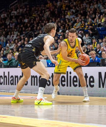 Basketball, Herren, Saison 2025 2026, easyCredit BBL (13. Spieltag, Nachholspiel), Alba Berlin - Löwen Braunschweig, v.l. Benjamin Schröder (Braunschweig), Martin Hermannsson (Alba), 31.12.2025, Copyright: xSebastianxRäppold MatthiasxKochx