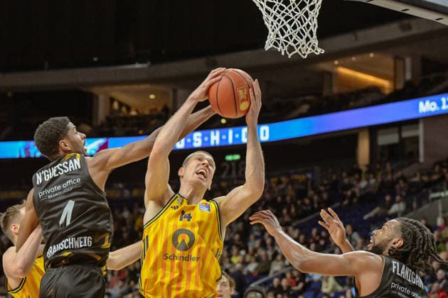 31.12.2025, xlakx, Basketball easyCredit BBL Bundesliga, Alba Berlin - Basketball Löwen Braunschweig v.l. David N™Guessan (Basketball Löwen Braunschweig), Martynas Echodas (Alba Berlin) setzt zum Korbwurf an Berlin