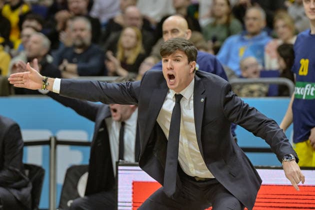 31.12.2025, xlakx, Basketball easyCredit BBL Bundesliga, Alba Berlin - Basketball Löwen Braunschweig v.l. Pedro Calles (Alba Berlin Trainer) gibt Anweisungen, gestikuliert mit den Armen, gesticulate, gives instructions Berlin