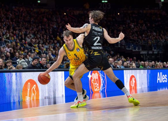Basketball, Herren, Saison 2025 2026, easyCredit BBL (13. Spieltag, Nachholspiel), Alba Berlin - Löwen Braunschweig, v.l. Malte Delow (Alba), Benjamin Schröder (Braunschweig), 31.12.2025, Copyright: xSebastianxRäppold MatthiasxKochx