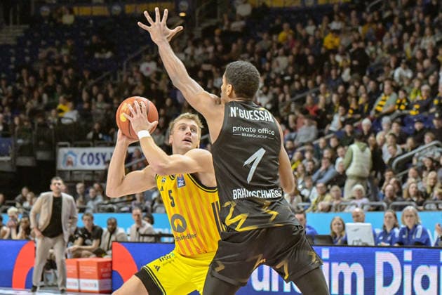 31.12.2025, xlakx, Basketball easyCredit BBL Bundesliga, Alba Berlin - Basketball Löwen Braunschweig v.l. Sam Griesel (Alba Berlin), David N™Guessan (Basketball Löwen Braunschweig) Zweikampf, Duell, Kampf, tackle Berlin