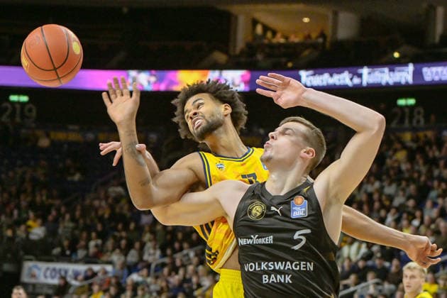 31.12.2025, xlakx, Basketball easyCredit BBL Bundesliga, Alba Berlin - Basketball Löwen Braunschweig v.l. Norris Agbakoko (Alba Berlin), Luka Scuka (Basketball Löwen Braunschweig) Zweikampf, Duell, Kampf, tackle Berlin
