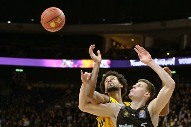 31.12.2025, xlakx, Basketball easyCredit BBL Bundesliga, Alba Berlin - Basketball Löwen Braunschweig v.l. Norris Agbakoko (Alba Berlin), Luka Scuka (Basketball Löwen Braunschweig) Zweikampf, Duell, Kampf, tackle Berlin