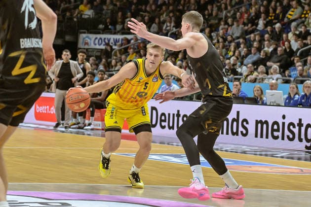31.12.2025, xlakx, Basketball easyCredit BBL Bundesliga, Alba Berlin - Basketball Löwen Braunschweig v.l. Sam Griesel (Alba Berlin), Luka Scuka (Basketball Löwen Braunschweig) Zweikampf, Duell, Kampf, tackle Berlin
