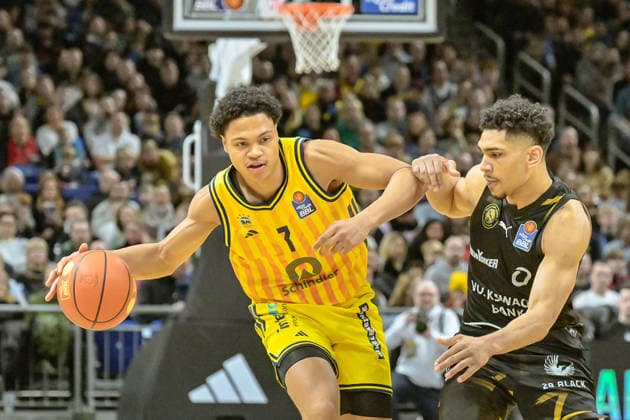 31.12.2025, xlakx, Basketball easyCredit BBL Bundesliga, Alba Berlin - Basketball Löwen Braunschweig v.l. Jack Kayil (Alba Berlin), Adrian Worthy (Basketball Löwen Braunschweig) Zweikampf, Duell, Kampf, tackle Berlin