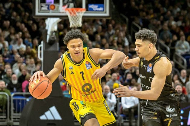 31.12.2025, xlakx, Basketball easyCredit BBL Bundesliga, Alba Berlin - Basketball Löwen Braunschweig v.l. Jack Kayil (Alba Berlin), Adrian Worthy (Basketball Löwen Braunschweig) Zweikampf, Duell, Kampf, tackle Berlin *** 31 12 2025, xlakx, Basketball easyCredit BBL Bundesliga, Alba Berlin Basketball Löwen Braunschweig v l Jack Kayil Alba Berlin , Adrian Worthy Basketball Löwen Braunschweig duel, duel, fight, tackle Berlin Daniel Lakomski