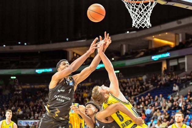 31.12.2025, xlakx, Basketball easyCredit BBL Bundesliga, Alba Berlin - Basketball Löwen Braunschweig v.l. David N™Guessan (Basketball Löwen Braunschweig), Grant Sherfield (Basketball Löwen Braunschweig), Malte Delow (Alba Berlin) Zweikampf, Duell, Kampf, tackle Berlin
