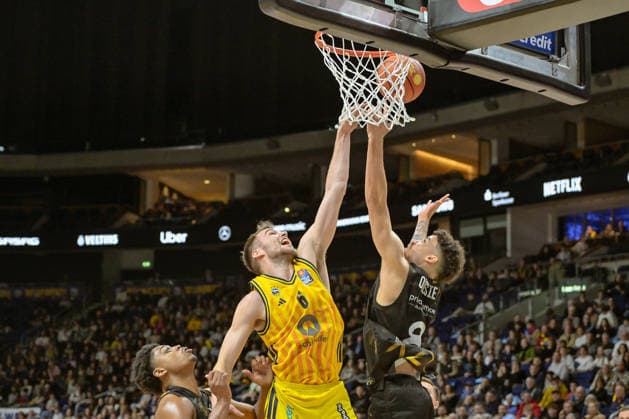 31.12.2025, xlakx, Basketball easyCredit BBL Bundesliga, Alba Berlin - Basketball Löwen Braunschweig v.l. Malte Delow (Alba Berlin), Joshua Obiesie (Basketball Löwen Braunschweig) setzt zum Korbwurf an Berlin