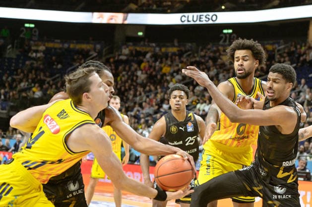 31.12.2025, xlakx, Basketball easyCredit BBL Bundesliga, Alba Berlin - Basketball Löwen Braunschweig v.l. Justin Bean (Alba Berlin), Norris Agbakoko (Alba Berlin), David N™Guessan (Basketball Löwen Braunschweig) Zweikampf, Duell, Kampf, tackle Berlin