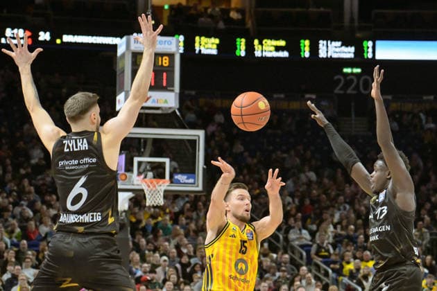 31.12.2025, xlakx, Basketball easyCredit BBL Bundesliga, Alba Berlin - Basketball Löwen Braunschweig v.l. Ferdinand Zylka (Basketball Löwen Braunschweig), Martin Hermannsson (Alba Berlin), Barra Njie (Basketball Löwen Braunschweig) Zweikampf, Duell, Kampf, tackle Berlin