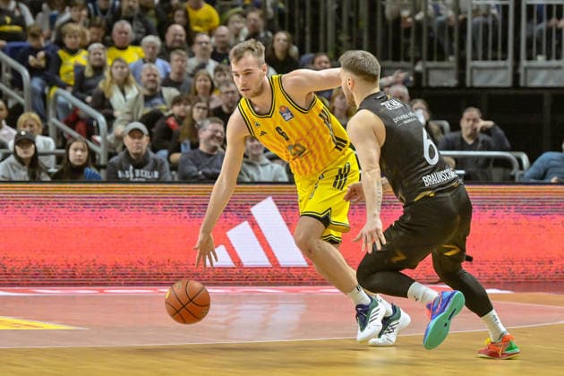 31.12.2025, xlakx, Basketball easyCredit BBL Bundesliga, Alba Berlin - Basketball Löwen Braunschweig v.l. Malte Delow (Alba Berlin), Ferdinand Zylka (Basketball Löwen Braunschweig) Zweikampf, Duell, Kampf, tackle Berlin