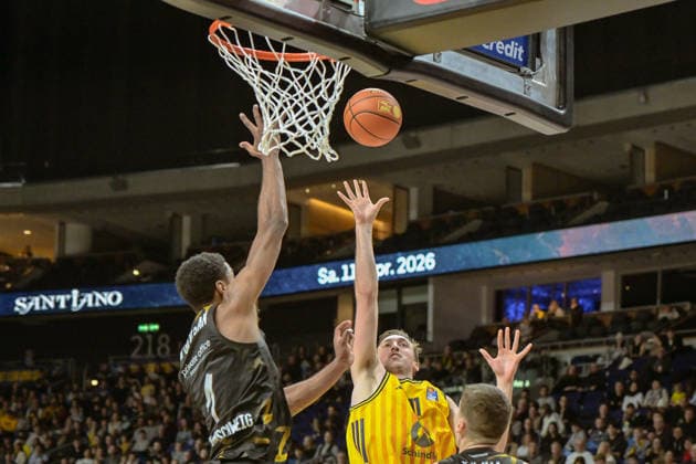 31.12.2025, xlakx, Basketball easyCredit BBL Bundesliga, Alba Berlin - Basketball Löwen Braunschweig v.l. David N™Guessan (Basketball Löwen Braunschweig), Moses Wood (Alba Berlin) setzt zum Korbwurf an Berlin