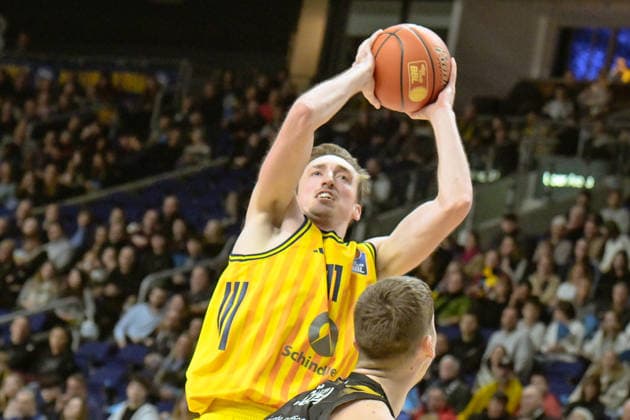 31.12.2025, xlakx, Basketball easyCredit BBL Bundesliga, Alba Berlin - Basketball Löwen Braunschweig v.l. Moses Wood (Alba Berlin) setzt zum Korbwurf an Berlin
