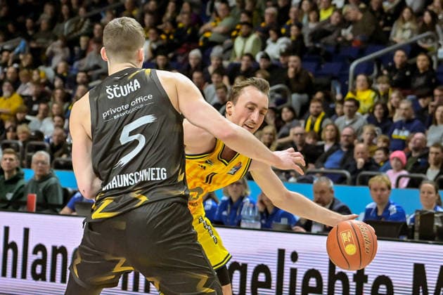 31.12.2025, xlakx, Basketball easyCredit BBL Bundesliga, Alba Berlin - Basketball Löwen Braunschweig v.l. Luka Scuka (Basketball Löwen Braunschweig), Moses Wood (Alba Berlin) Zweikampf, Duell, Kampf, tackle Berlin