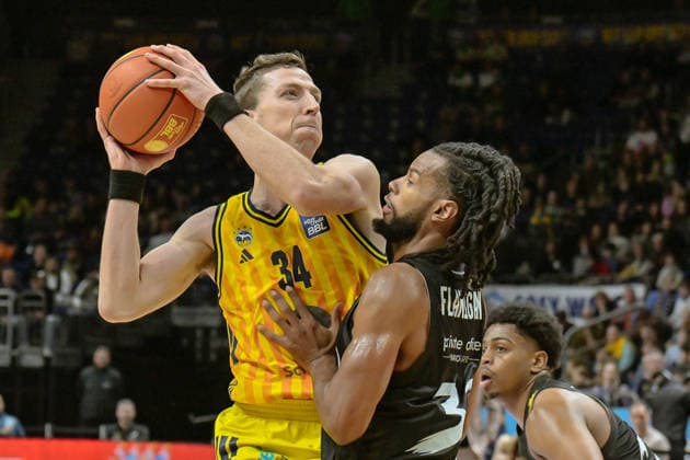 31.12.2025, xlakx, Basketball easyCredit BBL Bundesliga, Alba Berlin - Basketball Löwen Braunschweig v.l. Justin Bean (Alba Berlin), Chip Flanigan (Basketball Löwen Braunschweig) setzt zum Korbwurf an Berlin Daniel Lakomski