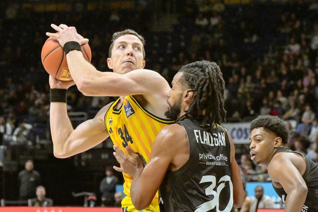 31.12.2025, xlakx, Basketball easyCredit BBL Bundesliga, Alba Berlin - Basketball Löwen Braunschweig v.l. Justin Bean (Alba Berlin), Chip Flanigan (Basketball Löwen Braunschweig) Zweikampf, Duell, Kampf, tackle Berlin