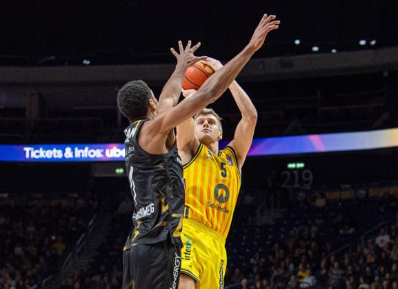 Basketball, Herren, Saison 2025 2026, easyCredit BBL (13. Spieltag, Nachholspiel), Alba Berlin - Löwen Braunschweig, v.l. David N Guessan (Braunschweig), Sam Griesel (Alba), 31.12.2025, Copyright: xSebastianxRäppold MatthiasxKochx