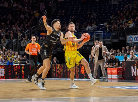Basketball, Herren, Saison 2025 2026, easyCredit BBL (13. Spieltag, Nachholspiel), Alba Berlin - Löwen Braunschweig, v.l. Joshua Obiesie (Braunschweig), Martin Hermannsson (Alba), 31.12.2025, Copyright: xSebastianxRäppold MatthiasxKochx