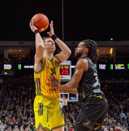 Basketball, Herren, Saison 2025 2026, easyCredit BBL (13. Spieltag, Nachholspiel), Alba Berlin - Löwen Braunschweig, v.l. Justin Bean (Alba), Chip Flanigan (Braunschweig), 31.12.2025, Copyright: xSebastianxRäppold MatthiasxKochx