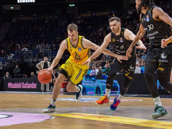 Basketball, Herren, Saison 2025 2026, easyCredit BBL (13. Spieltag, Nachholspiel), Alba Berlin - Löwen Braunschweig, v.l. Malte Delow (Alba), Ferdinand Zylka (Braunschweig), Chip Flanigan (Braunschweig), 31.12.2025, Copyright: xSebastianxRäppold MatthiasxKochx