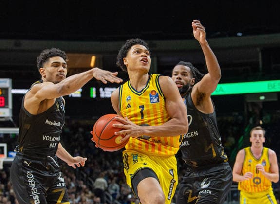 Basketball, Herren, Saison 2025 2026, easyCredit BBL (13. Spieltag, Nachholspiel), Alba Berlin - Löwen Braunschweig, v.l. Adrian Worthy (Braunschweig), Jack Kayil (Alba), Chip Flanigan (Braunschweig), 31.12.2025, Copyright: xSebastianxRäppold MatthiasxKochx