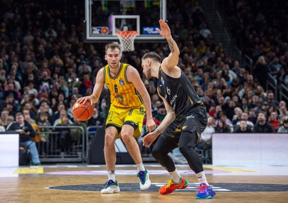 Basketball, Herren, Saison 2025 2026, easyCredit BBL (13. Spieltag, Nachholspiel), Alba Berlin - Löwen Braunschweig, v.l. Malte Delow (Alba), Ferdinand Zylka (Braunschweig), 31.12.2025, Copyright: xSebastianxRäppold MatthiasxKochx