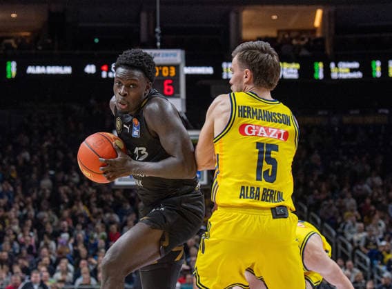 Basketball, Herren, Saison 2025 2026, easyCredit BBL (13. Spieltag, Nachholspiel), Alba Berlin - Löwen Braunschweig, v.l. Barra Njie (Braunschweig), Martin Hermannsson (Alba), 31.12.2025, Copyright: xSebastianxRäppold MatthiasxKochx