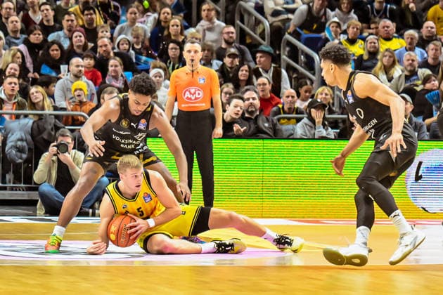 31.12.2025, xlakx, Basketball easyCredit BBL Bundesliga, Alba Berlin - Basketball Löwen Braunschweig v.l. Grant Sherfield (Basketball Löwen Braunschweig), Sam Griesel (Alba Berlin), Adrian Worthy (Basketball Löwen Braunschweig) Zweikampf, Duell, Kampf, tackle Berlin