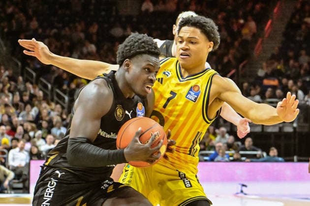 31.12.2025, xlakx, Basketball easyCredit BBL Bundesliga, Alba Berlin - Basketball Löwen Braunschweig v.l. Barra Njie (Basketball Löwen Braunschweig), Jack Kayil (Alba Berlin) Zweikampf, Duell, Kampf, tackle Berlin