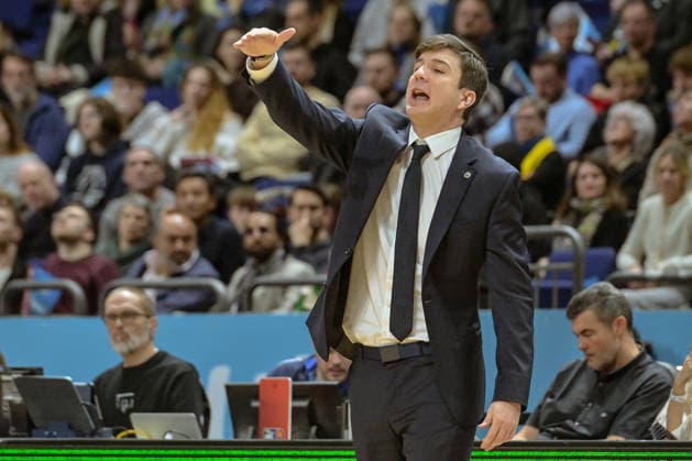 31.12.2025, xlakx, Basketball easyCredit BBL Bundesliga, Alba Berlin - Basketball Löwen Braunschweig v.l. Pedro Calles (Alba Berlin Trainer) gibt Anweisungen, gestikuliert mit den Armen, gesticulate, gives instructions Berlin