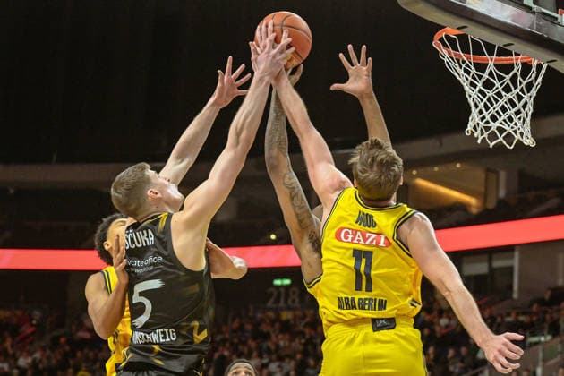 31.12.2025, xlakx, Basketball easyCredit BBL Bundesliga, Alba Berlin - Basketball Löwen Braunschweig v.l. Luka Scuka (Basketball Löwen Braunschweig), Moses Wood (Alba Berlin) Zweikampf, Duell, Kampf, tackle Berlin
