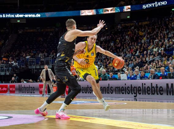 Basketball, Herren, Saison 2025 2026, easyCredit BBL (13. Spieltag, Nachholspiel), Alba Berlin - Löwen Braunschweig, v.l. Luka Scuka (Braunschweig), Moses Wood (Alba), 31.12.2025, Copyright: xSebastianxRäppold MatthiasxKochx