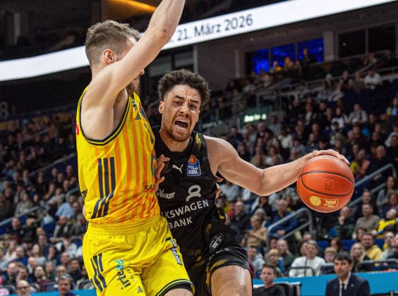 Basketball, Herren, Saison 2025 2026, easyCredit BBL (13. Spieltag, Nachholspiel), Alba Berlin - Löwen Braunschweig, v.l. Malte Delow (Alba), Joshua Obiesie (Braunschweig), 31.12.2025, Copyright: xSebastianxRäppold MatthiasxKochx