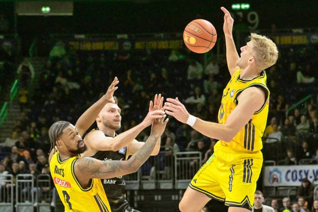 31.12.2025, xlakx, Basketball easyCredit BBL Bundesliga, Alba Berlin - Basketball Löwen Braunschweig v.l. J Wan Roberts (Alba Berlin), Ferdinand Zylka (Basketball Löwen Braunschweig), Sam Griesel (Alba Berlin) Zweikampf, Duell, Kampf, tackle Berlin