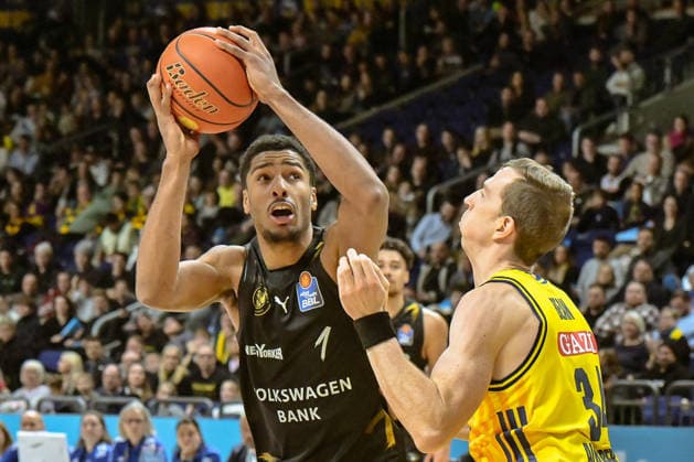 31.12.2025, xlakx, Basketball easyCredit BBL Bundesliga, Alba Berlin - Basketball Löwen Braunschweig v.l. David N™Guessan (Basketball Löwen Braunschweig), Justin Bean (Alba Berlin) Zweikampf, Duell, Kampf, tackle Berlin