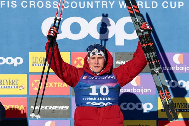 December 31, 2025, Dobbiaco: Winner Gus Schumacher of the United States celebrates on the podium after the Men™s 5km Heat Mass Start Free race at the FIS Cross Country Skiing World Cup in Dobbiaco, Italy, 31 December 2025. ANSA ANDREA SOLERO. Cross Country Skiing World Cup In Dobbiaco  - ZUMAa110 20251231_zaf_a110_008 Copyright: xAndreaxSolerox