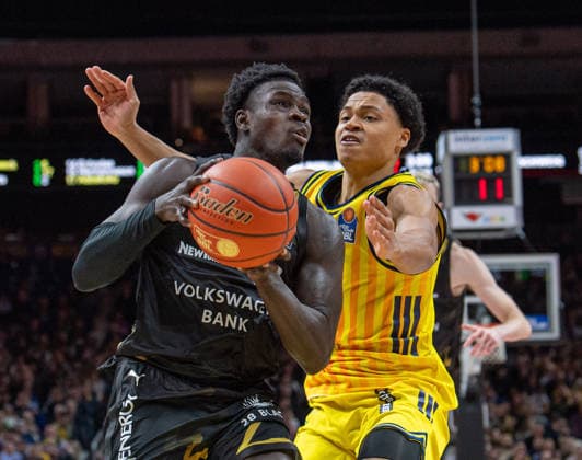 Basketball, Herren, Saison 2025 2026, easyCredit BBL (13. Spieltag, Nachholspiel), Alba Berlin - Löwen Braunschweig, v.l. Barra Njie (Braunschweig), Jack Kayil (Alba), 31.12.2025, Copyright: xSebastianxRäppold MatthiasxKochx
