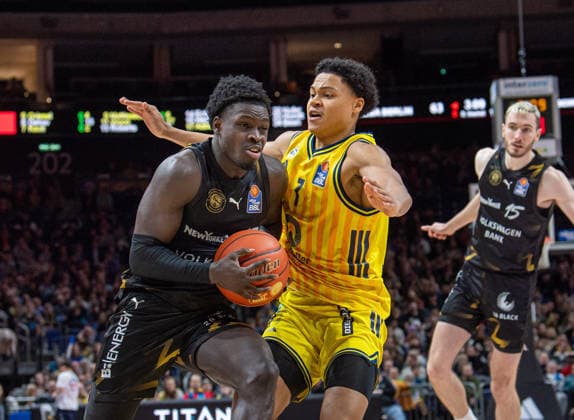 Basketball, Herren, Saison 2025 2026, easyCredit BBL (13. Spieltag, Nachholspiel), Alba Berlin - Löwen Braunschweig, v.l. Barra Njie (Braunschweig), Jack Kayil (Alba), 31.12.2025, Copyright: xSebastianxRäppold MatthiasxKochx