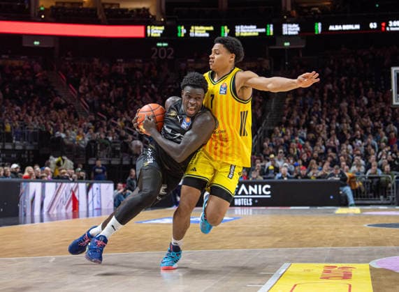 Basketball, Herren, Saison 2025 2026, easyCredit BBL (13. Spieltag, Nachholspiel), Alba Berlin - Löwen Braunschweig, v.l. Barra Njie (Braunschweig), Jack Kayil (Alba), 31.12.2025, Copyright: xSebastianxRäppold MatthiasxKochx