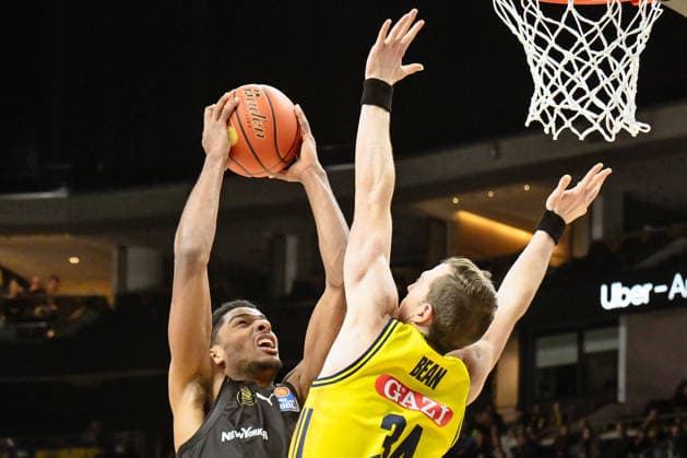 31.12.2025, xlakx, Basketball easyCredit BBL Bundesliga, Alba Berlin - Basketball Löwen Braunschweig v.l. David N™Guessan (Basketball Löwen Braunschweig), Justin Bean (Alba Berlin) setzt zum Korbwurf an Berlin